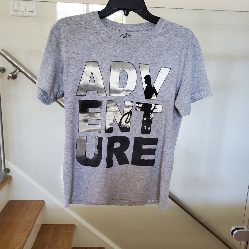 tsi sportwear boy's t-shirt. Size L